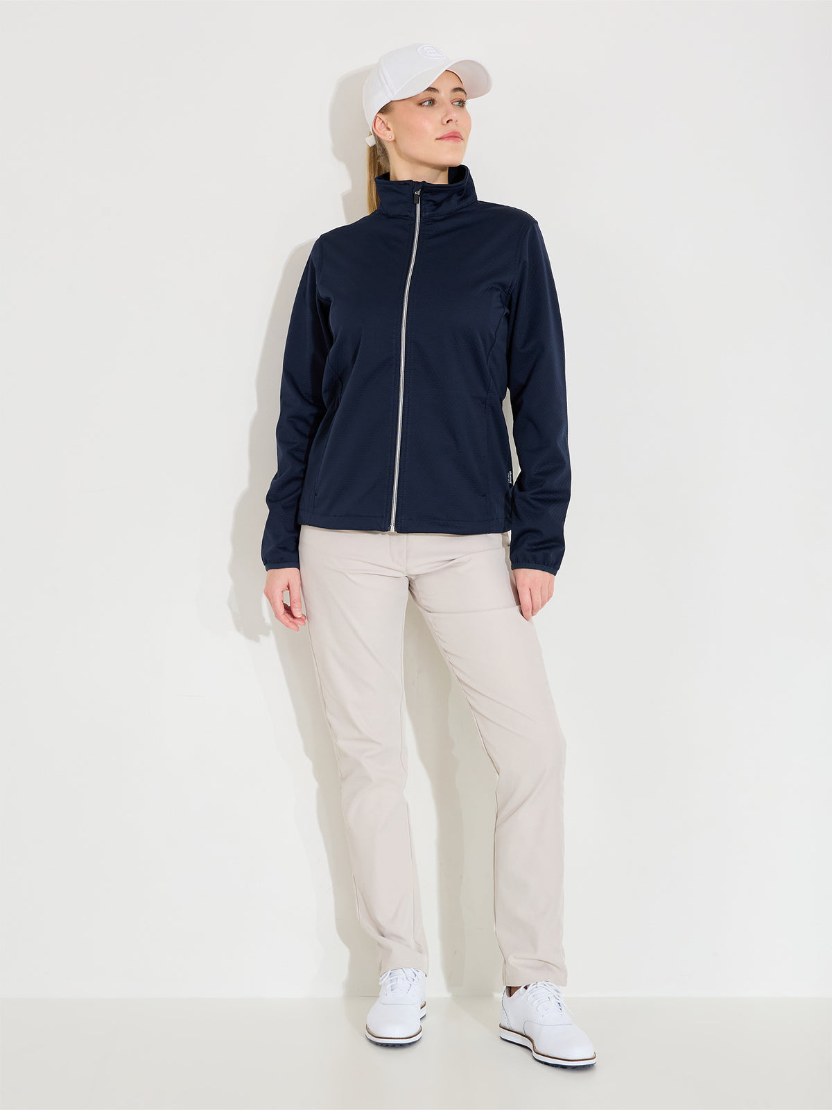 abacus Damen Lytham Softshell-Jacke in Navy, am Model von vorn