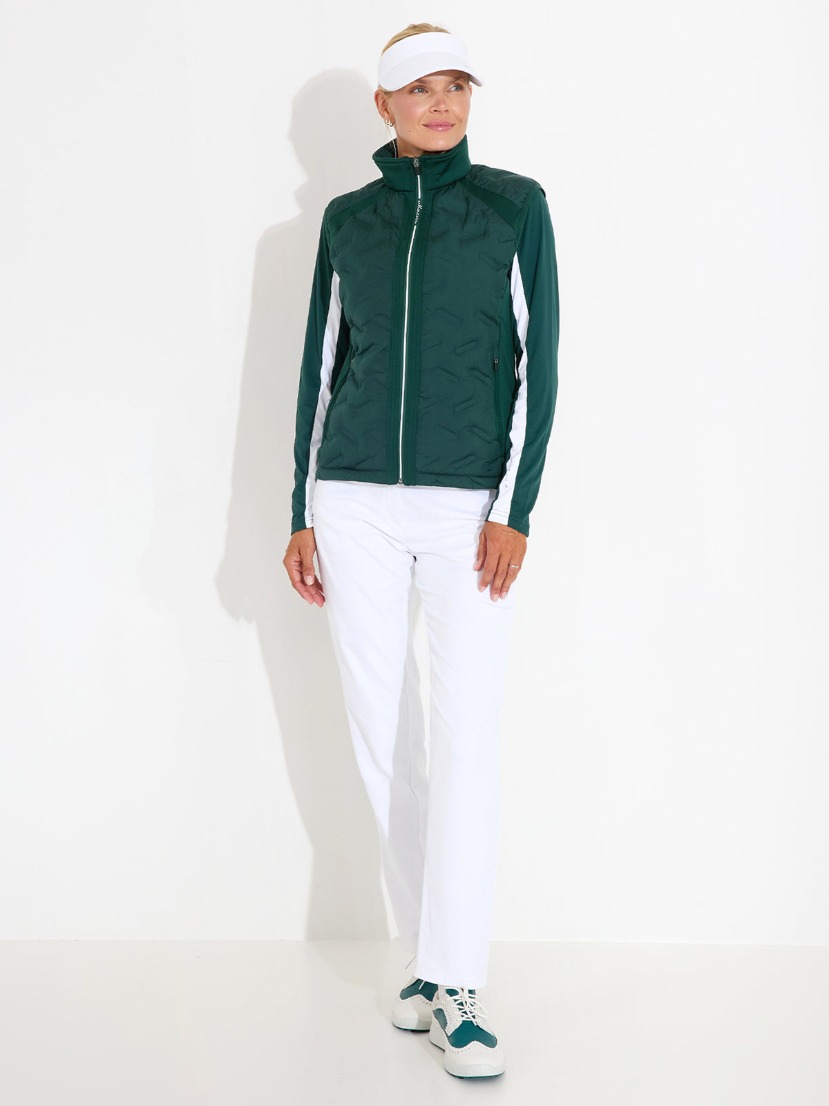 abacus Damen Portrush Hybrid-Weste in Course Green, am Model von vorn