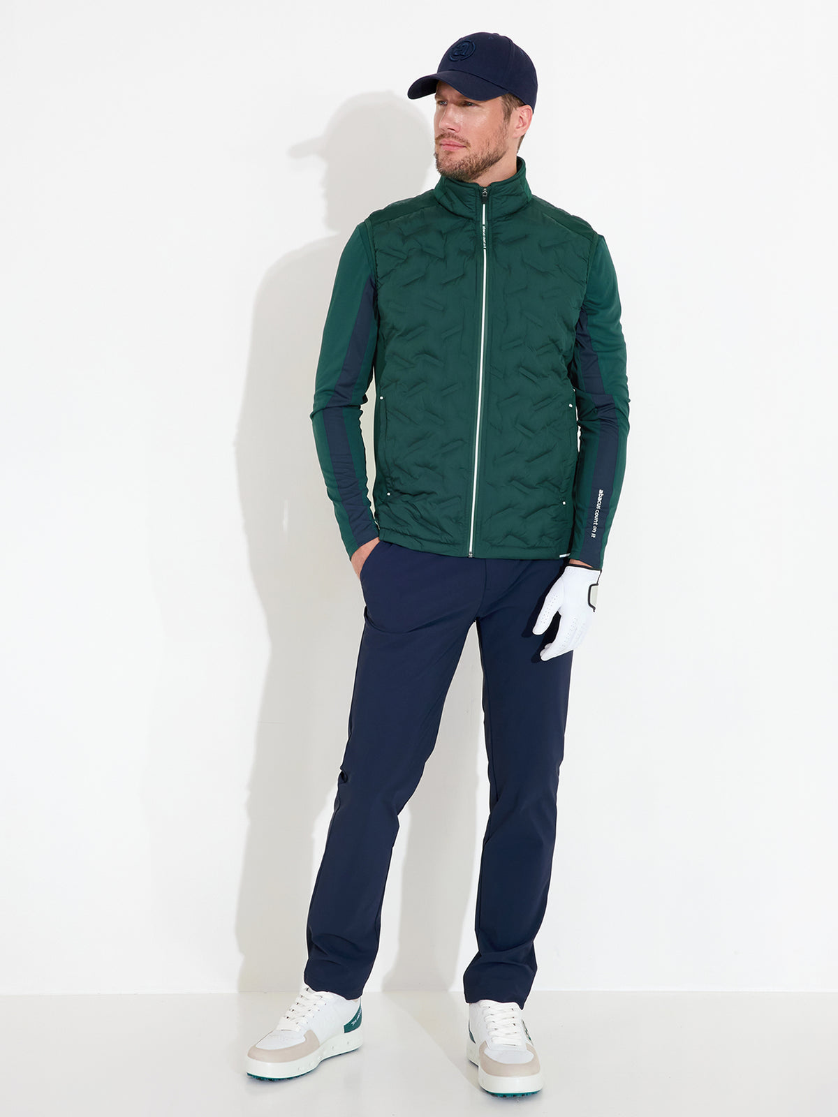 abacus Herren Portrush Hybrid-Weste in Course Green, am Model von vorn